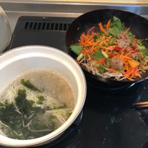 炒めるビビンバと生姜風味スープ調理